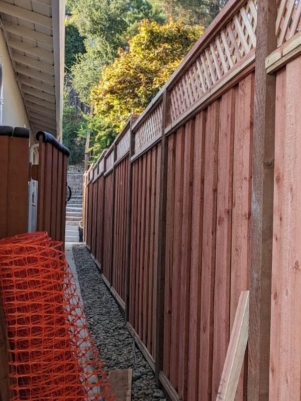 picture of a newly installed wooden fence on the side of the house 